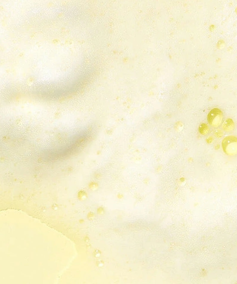 Décris l'image en français : VT COSMETICS Niacinamide Glutathione Yellow Microbubble Serum 70ml, gouttes jaunes, bulles, pack VT Cosmetics.