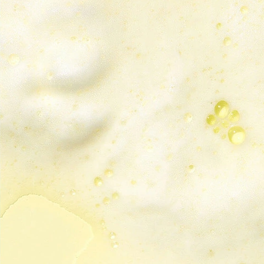 Décris l'image en français : VT COSMETICS Niacinamide Glutathione Yellow Microbubble Serum 70ml, gouttes jaunes, bulles, pack VT Cosmetics.