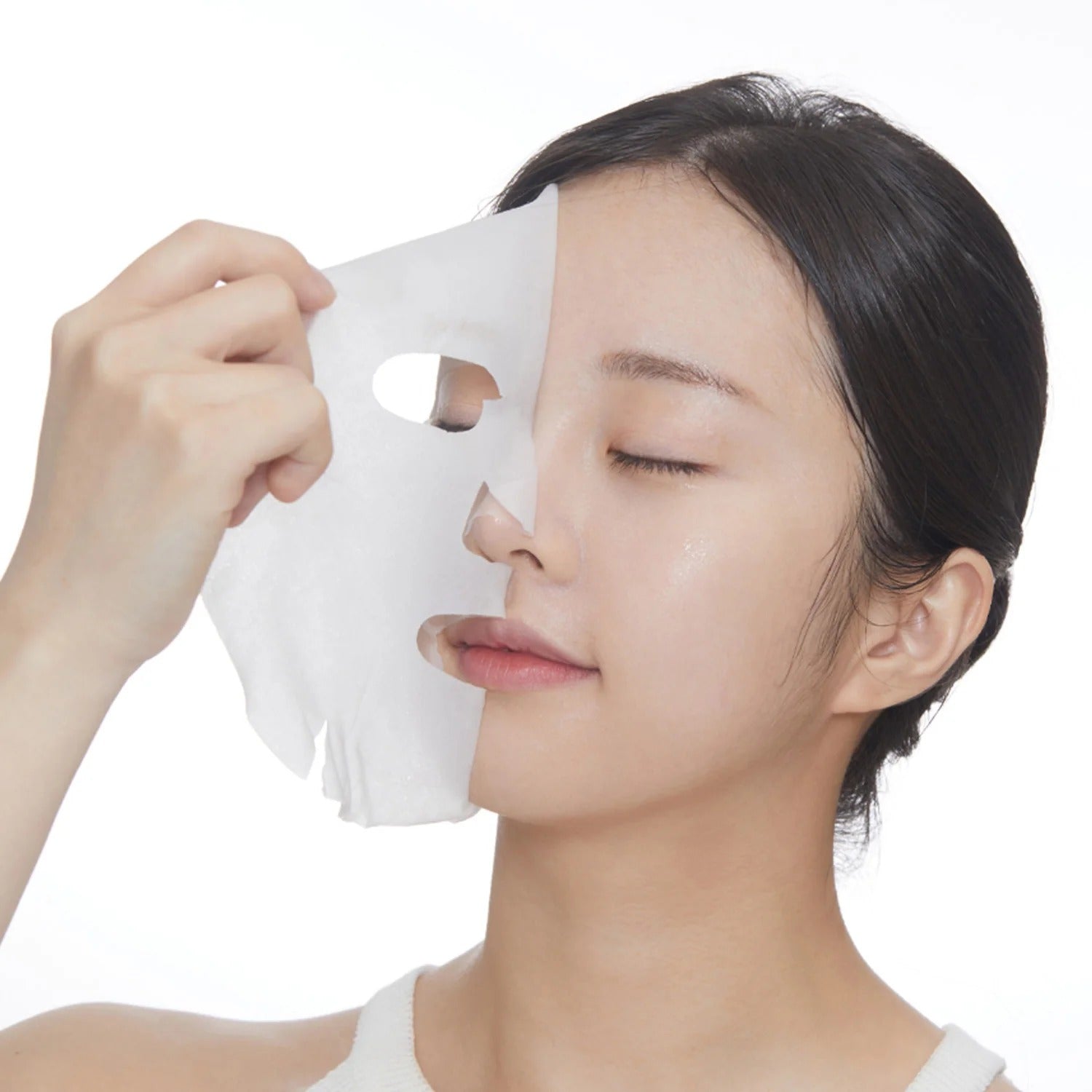 VT COSMETICS PDRN Daily Mask 30 Sheets : femme applique un masque facial PDRN, photo produit sur fond clair.