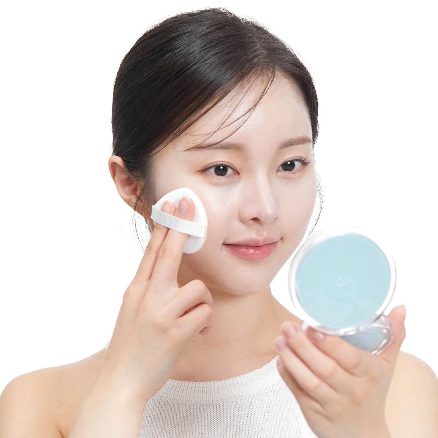 Décris l'image en français en mentionnant le produit, la marque et le contexte visuel. VT COSMETICS PDRN Essennce Glow Sun Pact 10g