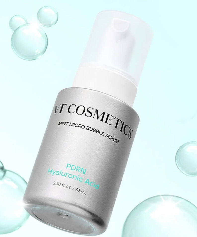 VT COSMETICS PDRN Hyaluronic Acid Mint Micro Bubble Serum 70ml de VT COSMETICS, flacon sur fond bleu avec micro bulles.