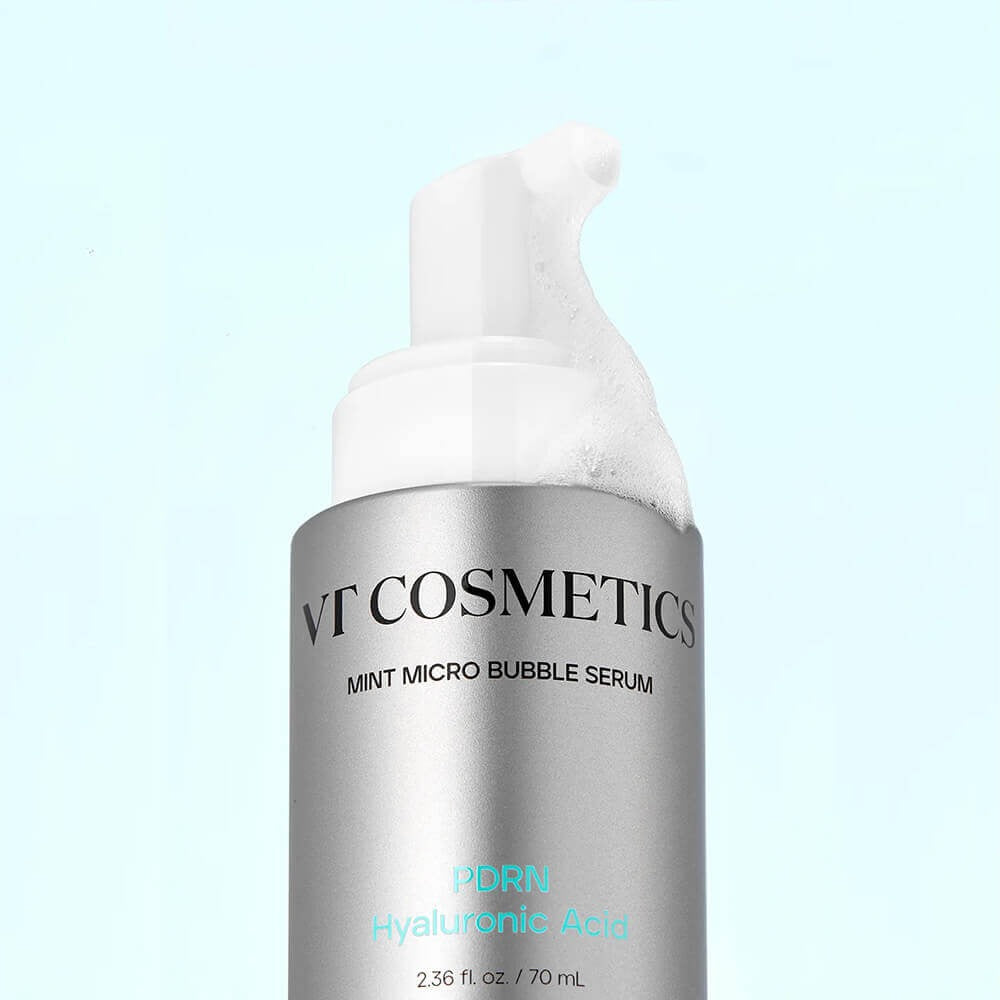 VT COSMETICS PDRN Hyaluronic Acid Mint Micro Bubble Serum 70ml, flacon blanc sur fond bleu clair, gouttes et bulles visibles.