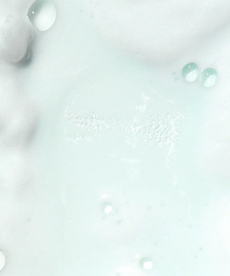 VT COSMETICS PDRN Hyaluronic Acid Mint Micro Bubble Serum 70ml, flacon VT Cosmetics sur fond blanc aux bulles d’hydratation