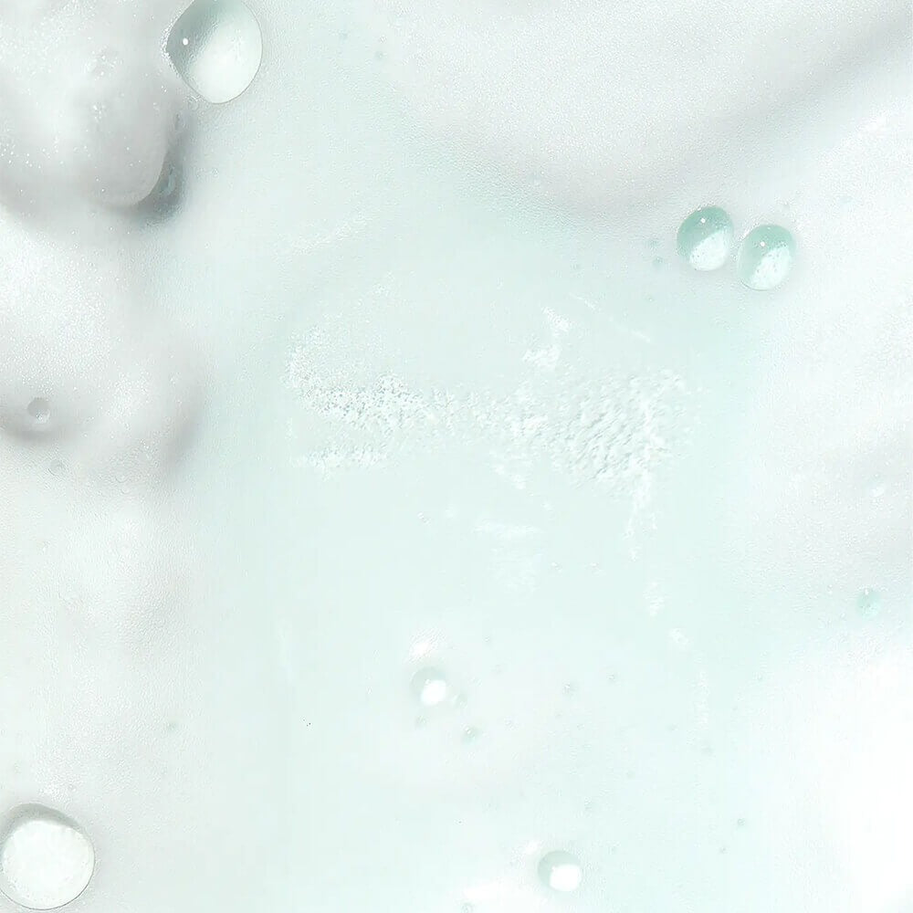 VT COSMETICS PDRN Hyaluronic Acid Mint Micro Bubble Serum 70ml, flacon VT Cosmetics sur fond blanc aux bulles d’hydratation