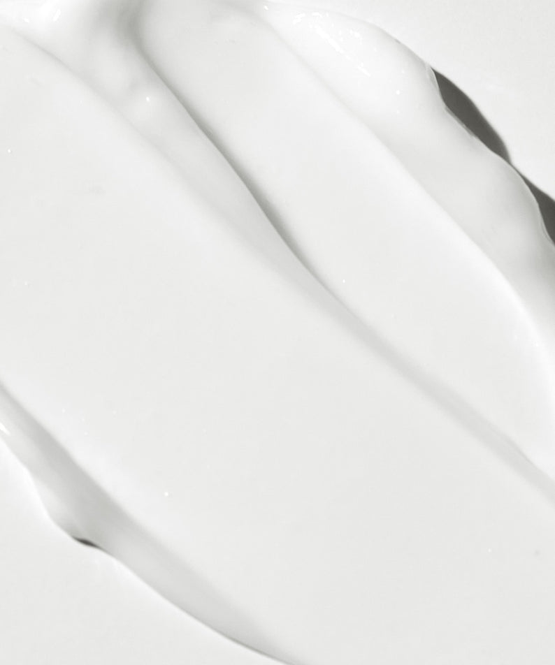 VT COSMETICS PDRN Riddle Shot Cream 50ml sur fond blanc, texture crème lisse et produit de beauté VT COSMETICS