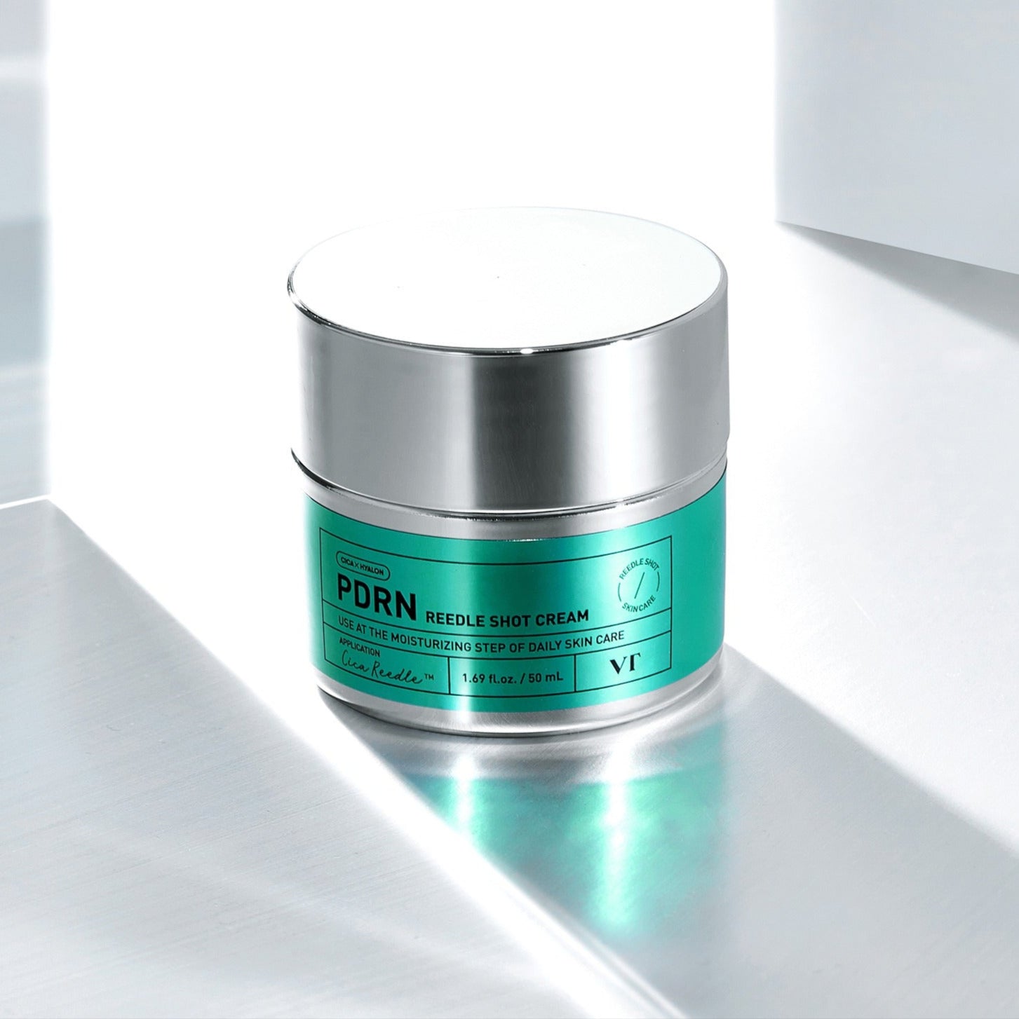 VT COSMETICS PDRN Riddle Shot Cream 50ml de VT Cosmetics, pot cosmétique vert sur fond blanc et lumière douce.