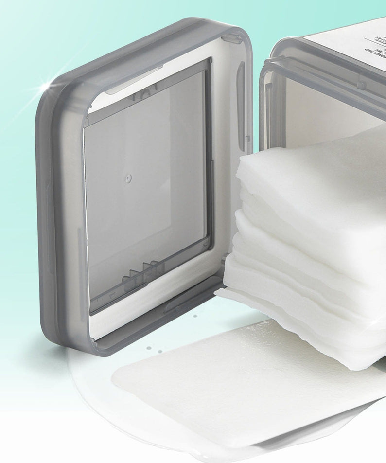 Décris l'image en français : VT COSMETICS PDRN Tension Toner Pads 60 Sheets de VT Cosmetics, pads blancs ouverts sur fond bleu.