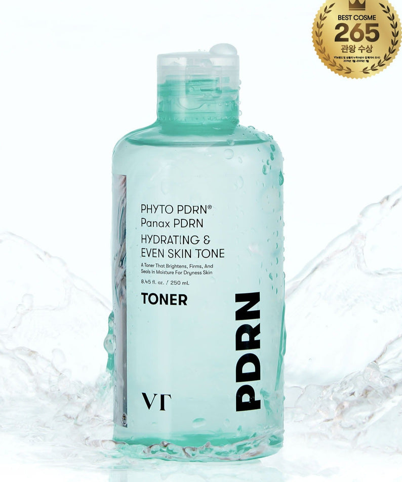 VT COSMETICS PDRN Toner 250ml de VT Cosmetics, bouteille en gros plan sur fond éclaboussures d’eau, esthétique cosmétique