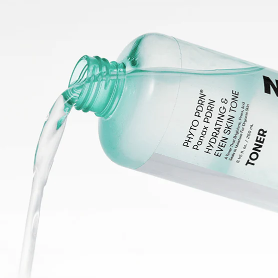 VT COSMETICS PDRN Toner 250ml de VT Cosmetics, flacon-presse sur fond clair, texture turquoise visible en gros plan.