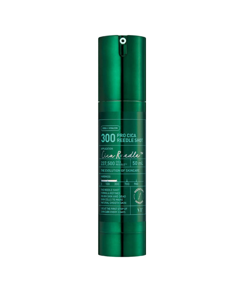 VT COSMETICS Pro Cica Reedle Shot® flacon vert sur fond blanc, produit de soin cicatrisant au contexte studio.