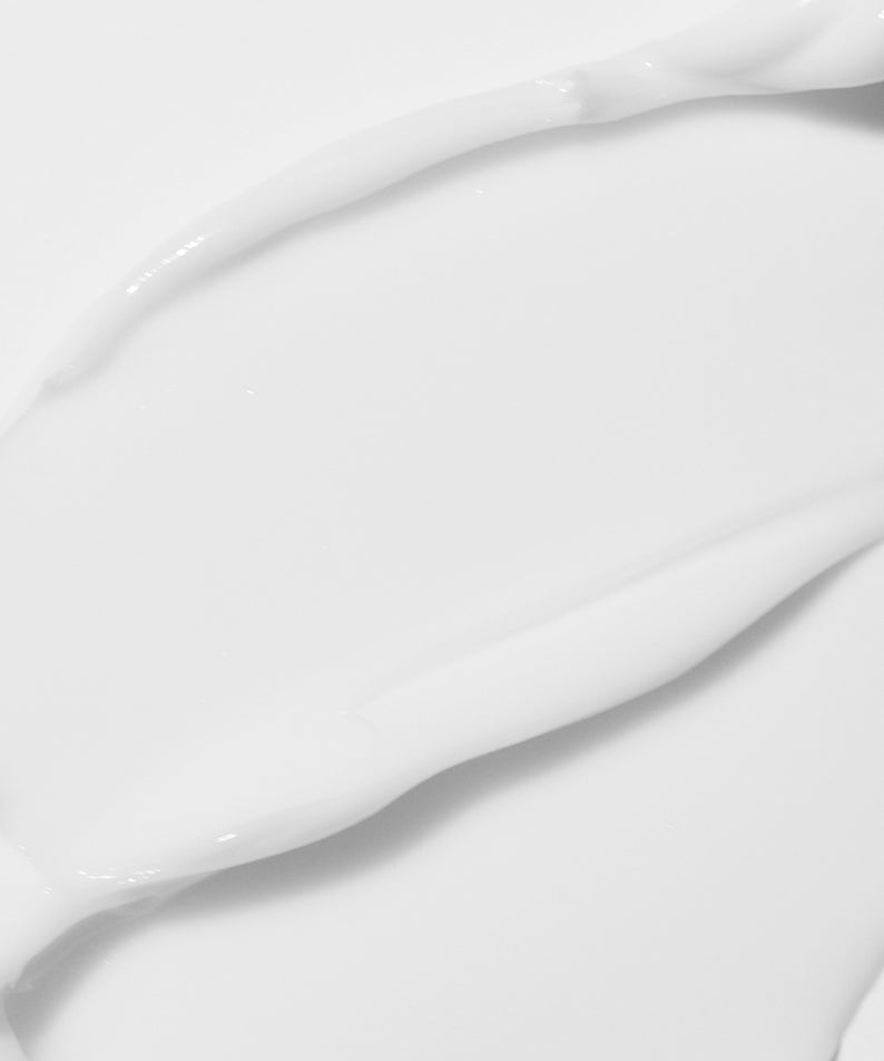 Décris l'image en français : VT COSMETICS  Riddle Shot 700 30ml, crème blanche sur fond clair, texture fluide.