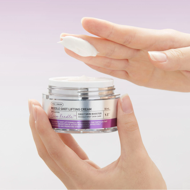 VT COSMETICS Riddle Shot Lifting Cream 50ml en pot cosmétique, mains appliquant la crème, fond clair, VT Cosmetics.