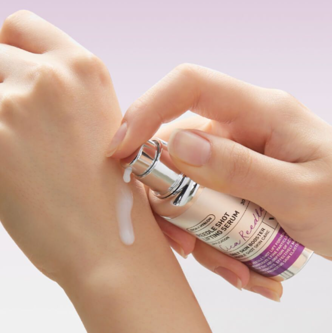 VT COSMETICS  Riddle Shot Lifting Serum 30ml : application du sérum sur une peau, mains et flacon de la marque, fond clair.