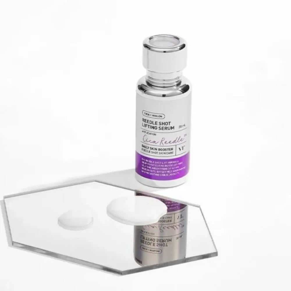 VT COSMETICS Riddle Shot Lifting Serum 30ml, flacon sur support avec sérum blanc, fond clair, marque en contexte beauté.