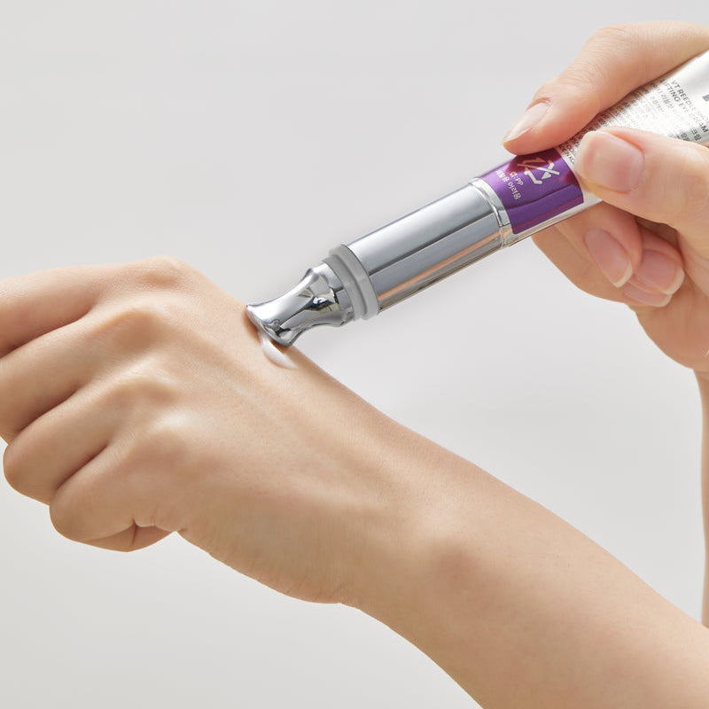 VT COSMETICS  Riddle Shot Lifting Vibration Eye Cream 15ml : main applique la crème pour contour des yeux, contexte produit cosmétique.