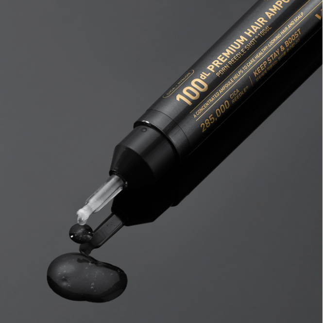 Décris l'image en français : VT COSMETICS Riddle Shot Premium Hair Ampoule 100dL de VT Cosmetics, flacon noir sur fond sombre.
