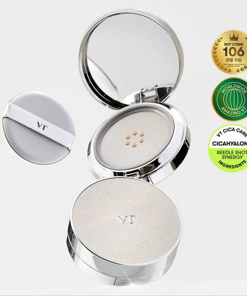 Décris l'image en français : VT COSMETICS Riddle Shot Synergy Cushion 15g, compact à poudre ouvert, fond blanc, marque VT