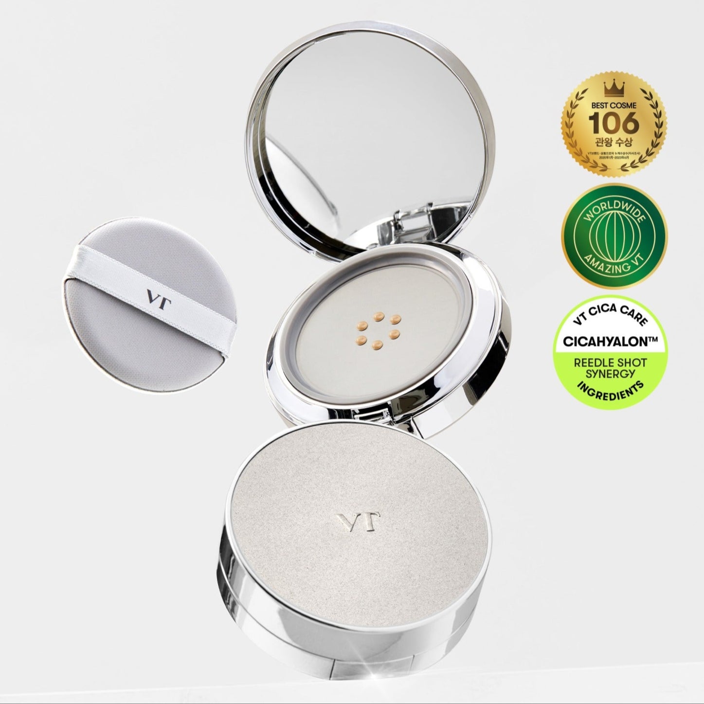 Décris l'image en français : VT COSMETICS Riddle Shot Synergy Cushion 15g, compact à poudre ouvert, fond blanc, marque VT