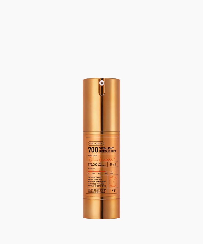 VT COSMETICS Vita-Light Reedle Shot® : flacon spray doré sur fond blanc, produit beauté VT Cosmetics en gros plan.