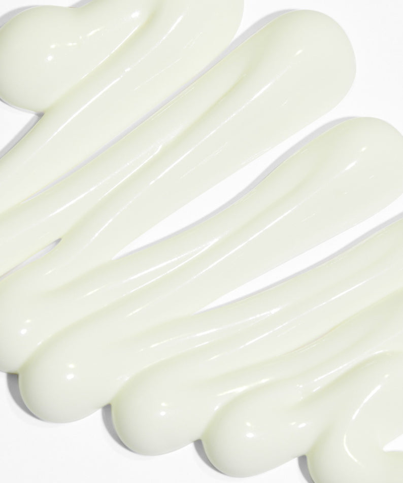 Texture onctueuse du VT COSMETIC Airy Sunscreen 50ml étalé sur une surface blanche en gros plan.