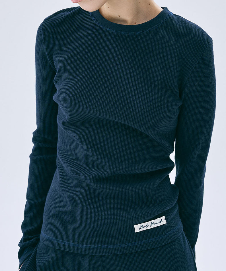 WAFFLE TSHIRT LONG SLEEVE ESSENTIAL_NAVY Mardi Mercredi, t-shirt manches longues style coréen chic, vue portée en studio