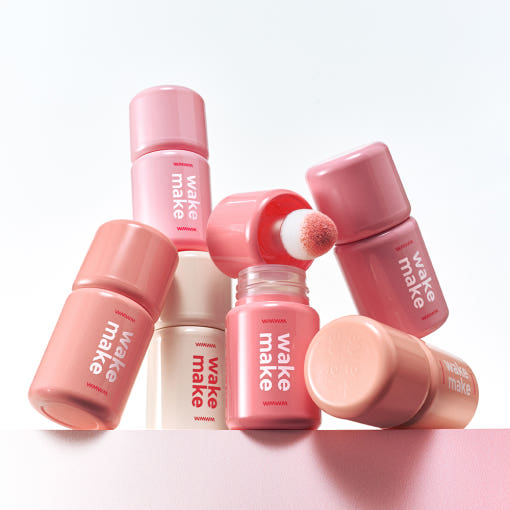 WAKE MAKE Shaking Blur Cheek 4g, produits cosmétiques roses en flacons sur fond clair, marque WAKE MAKE en contexte visuel.