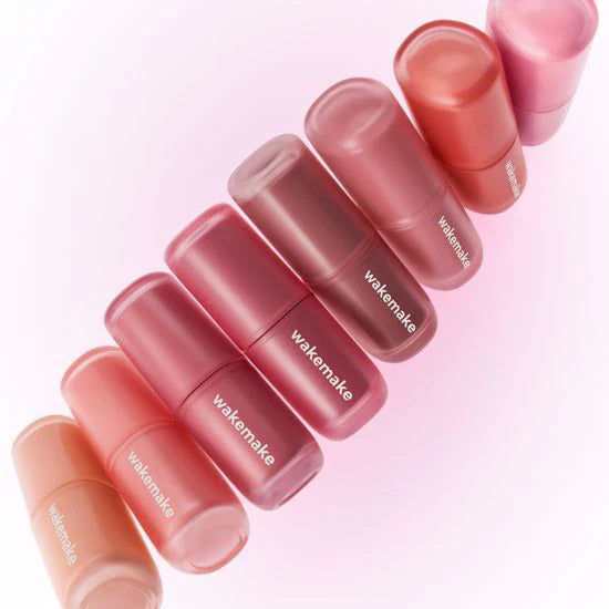 WAKE MAKE Water Blurring Layer Tint 4.6g, teintes rosées Wake Make flacons sur fond rose clair, maquillage dégradé