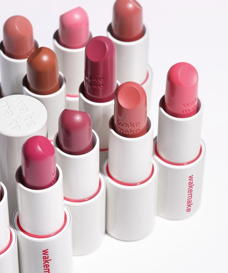 WAKEMAKE Healthy Glow Balm Sticks : baumes en bâtons multicolores de la marque, sur fond clair, gros plan produits