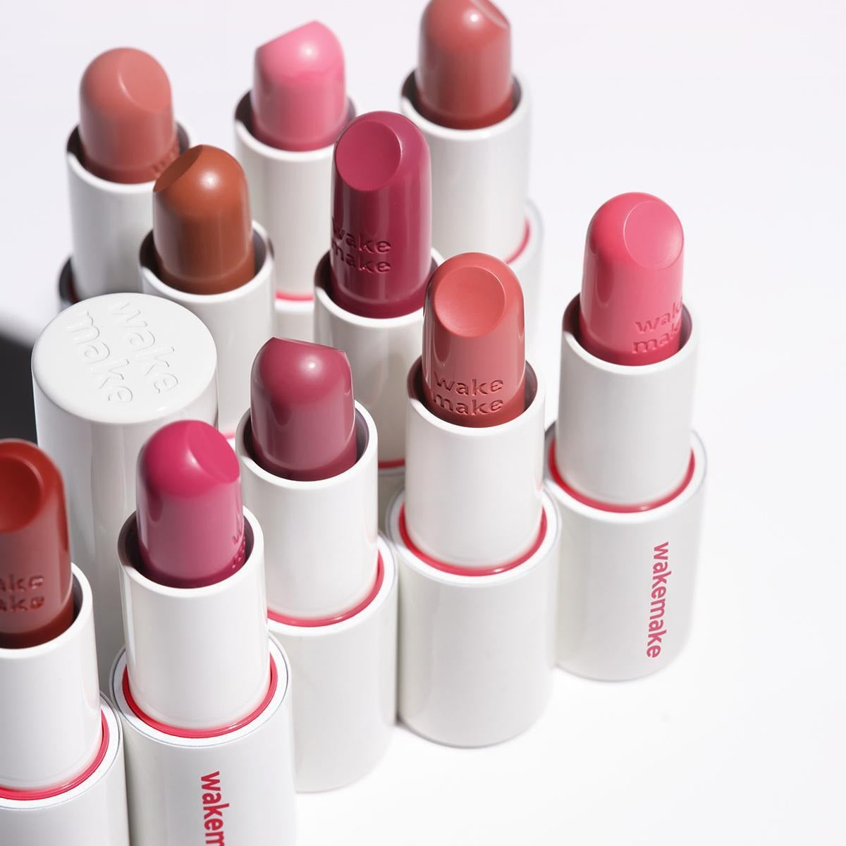 WAKEMAKE Healthy Glow Balm Sticks : baumes en bâtons multicolores de la marque, sur fond clair, gros plan produits