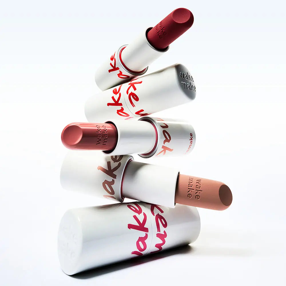 WAKEMAKE Soft Blurring Balm Stick de la marque WAKEMAKE, baume stick maquillage sur fond blanc, vue produit.