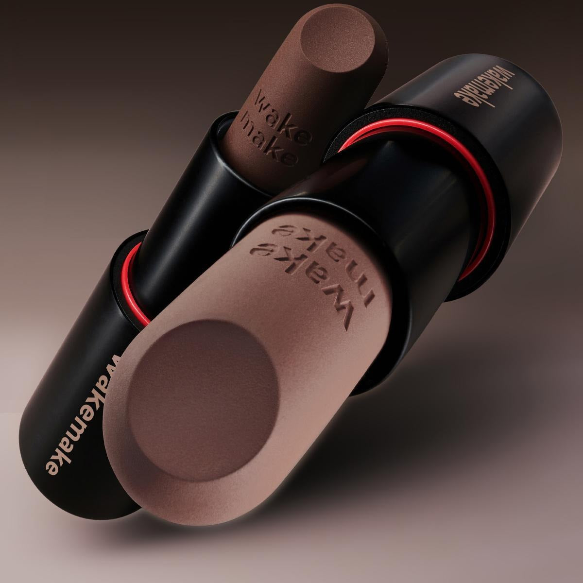 WAKEMAKE Soft Blurring Balm Stick : baume floutant de la marque WAKEMAKE, présenté en stick maquillage sur fond sombre.