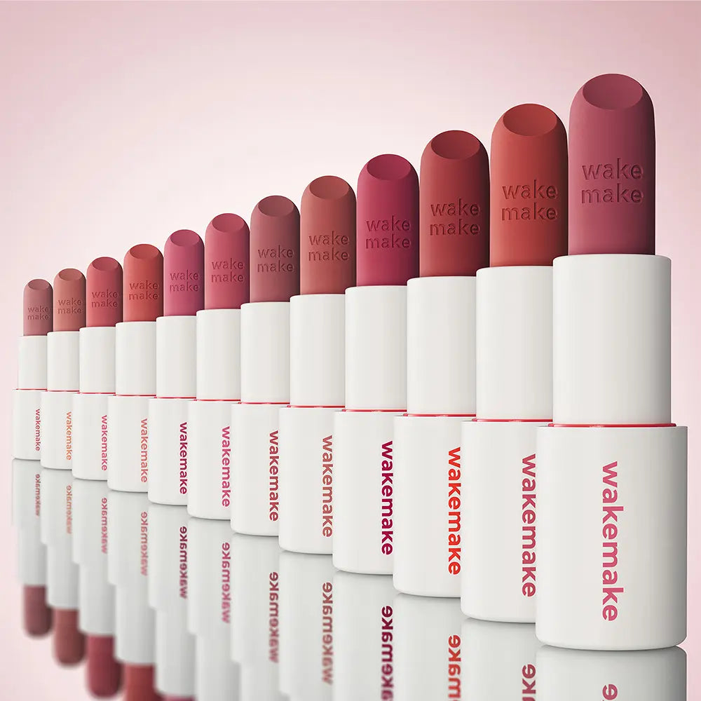 WAKEMAKE Soft Blurring Balm Stick de WAKEMAKE, rangée de baumes roses sur fond clair, packshots produit.