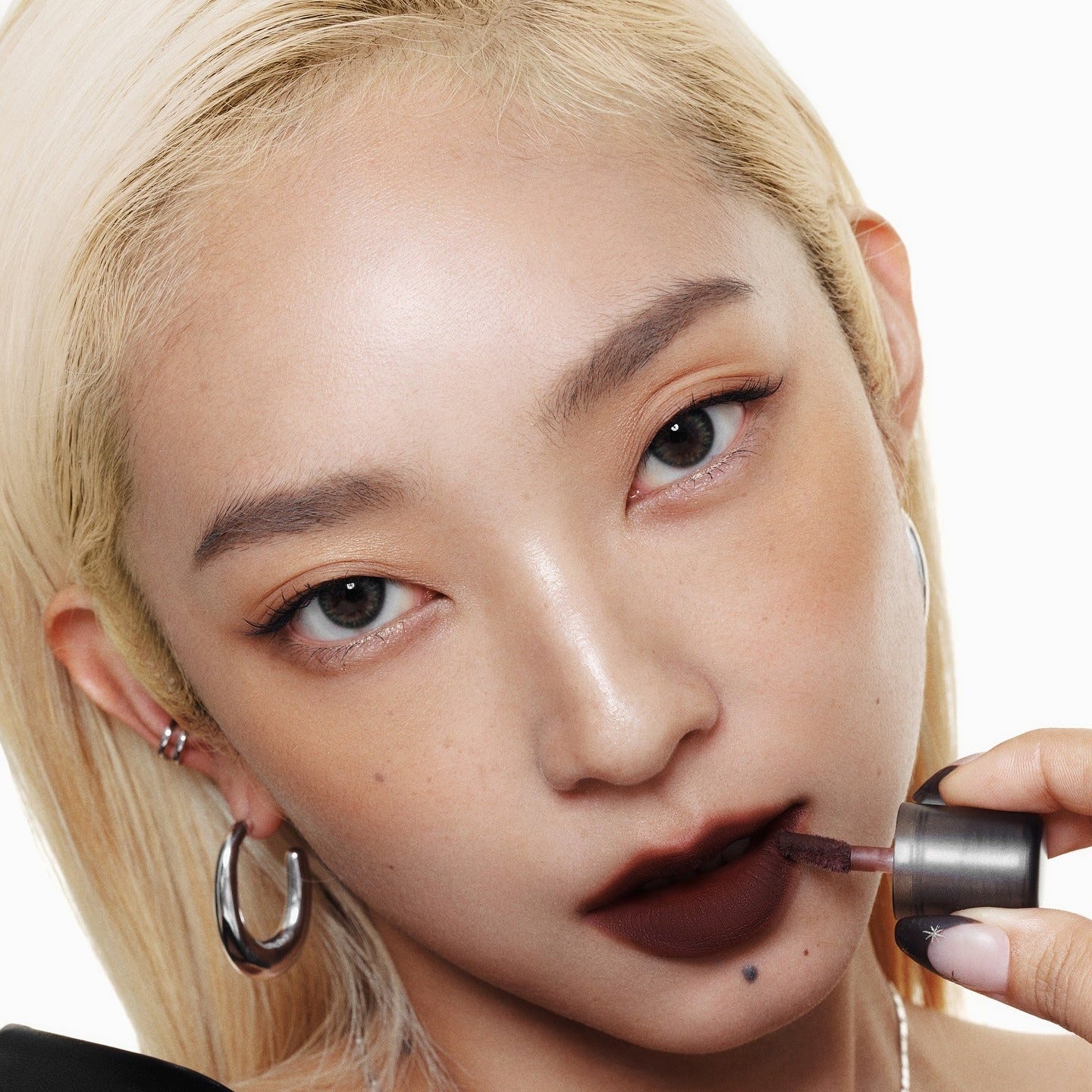 WAKEMAKE Soft Blurring Balm Stick, maquillage sur lèvres, tenue de la marque, gros plan sur le visage maquillé