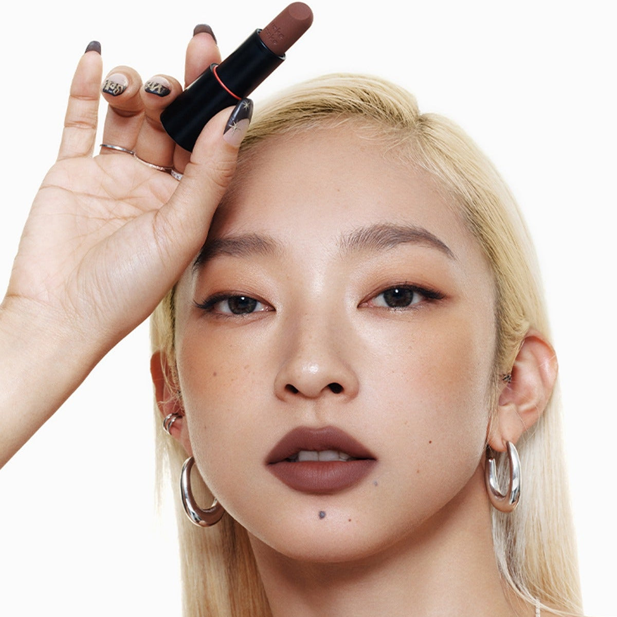 WAKEMAKE Soft Blurring Balm Stick de la marque WAKEMAKE, maquillage visage sur fond blanc, stick noir et modèle