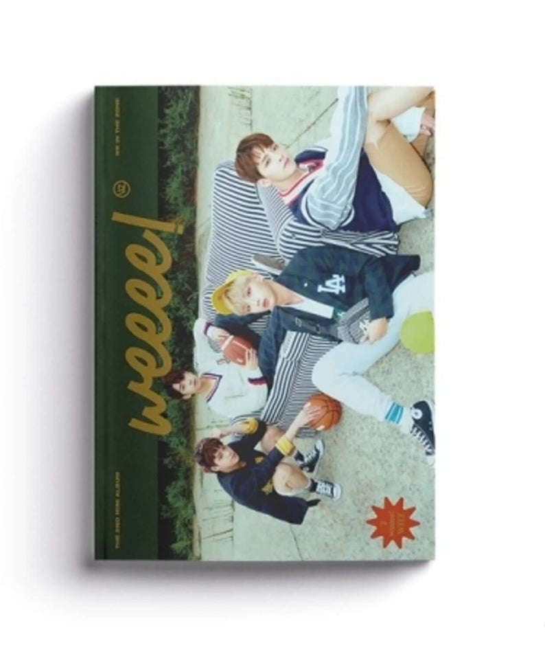 WE IN THE ZONE - WEEEE! (2ND ) - Album Kpop : visuel du groupe en extérieur, ambiance mature et audacieuse sur couverture.