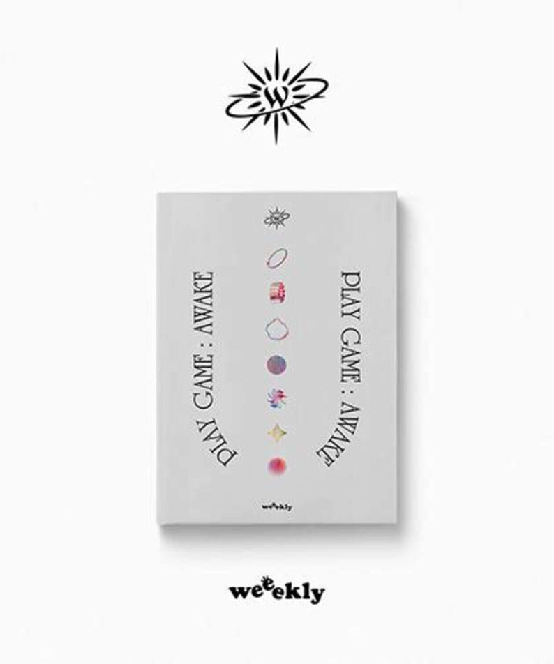 WEEEKLY - 1st Album [Play Game : AWAKE] Real Self ver. - Album Kpop, pochette grise avec logo, vue produit sur fond clair.
