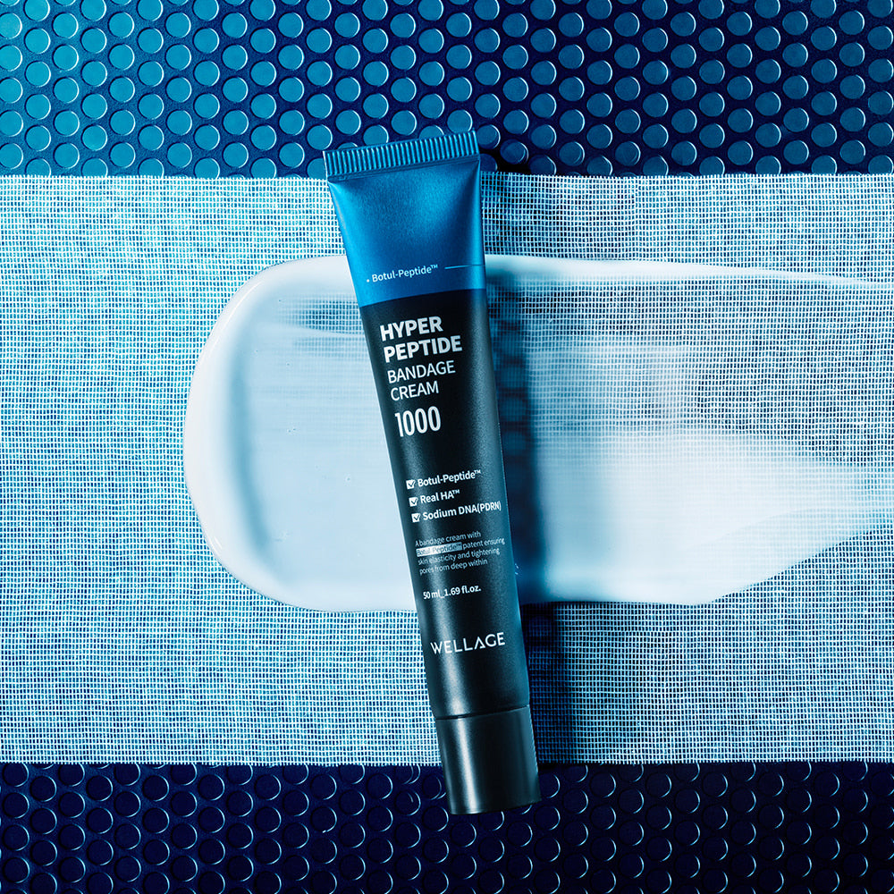 WELLAGE Hyper Peptide Bandage Cream 50ml sur fond bleu avec motif texture, marque visible en contexte visuel soins