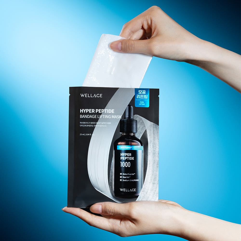 WELLAGE  Hyper Peptide Bandage Lifting Mask 25mlx5 sheets : main tenant le masque et le pack sur fond bleu.