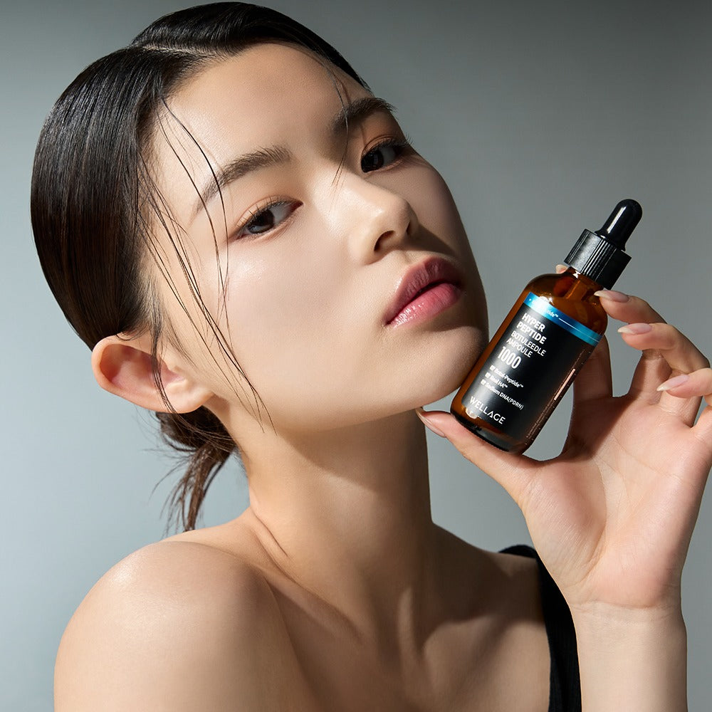 WELLAGE Hyper Peptide Botulinum Ampoule 50ml : sérum anti-âge en flacon, femme appliquant le produit, fond studio.