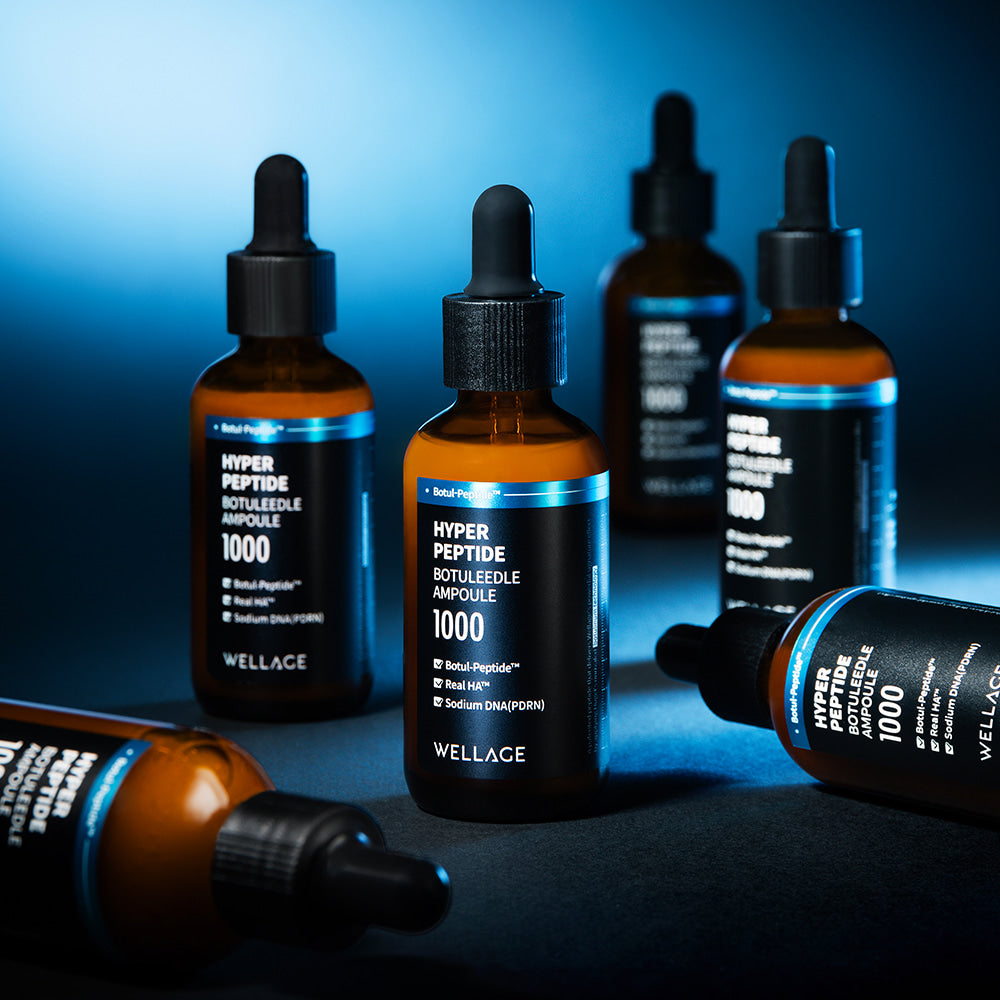 WELLAGE Hyper Peptide Botulinum Ampoule 50ml, flacons de sérum WELLAGE sur fond bleu, présentation produit cosmétique.