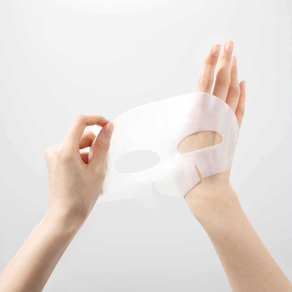 WELLAGE  Hyper Peptide Firming Booster Collagen Mask 38g x 5 sheets : masque visage hydratant, mains appliquant sur peau, fond clair.
