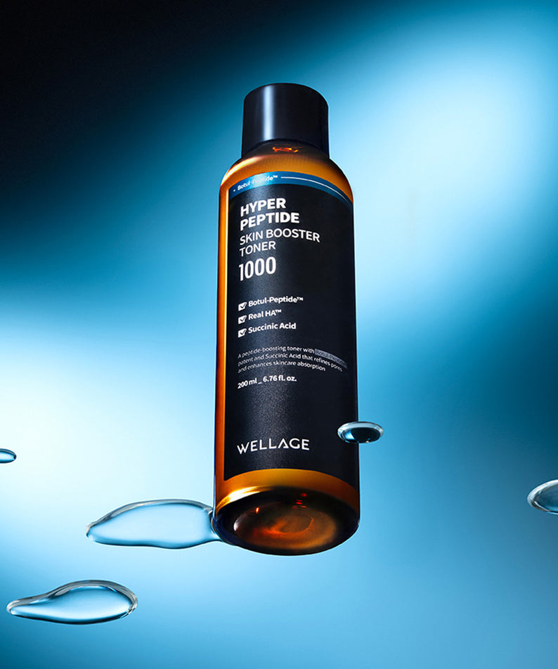 WELLAGE Hyper eptide Skin booster Toner 200ml, bouteille WELLAGE sur fond bleu avec gouttes d’eau.