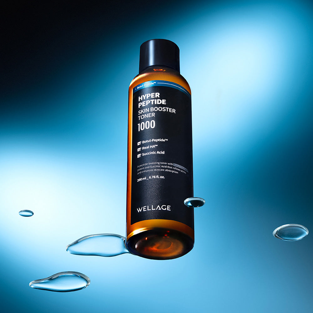 WELLAGE Hyper eptide Skin booster Toner 200ml, bouteille WELLAGE sur fond bleu avec gouttes d’eau.