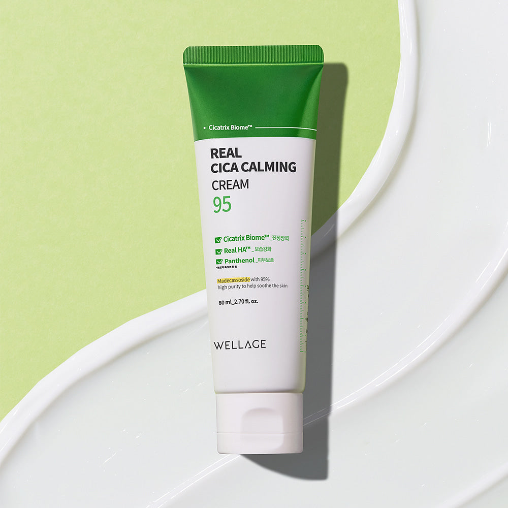Décris l'image en français : WELLAGE Real Cica Calming 95 Cream 80ml, tube vert, crème apaisante sur fond blanc/vert.