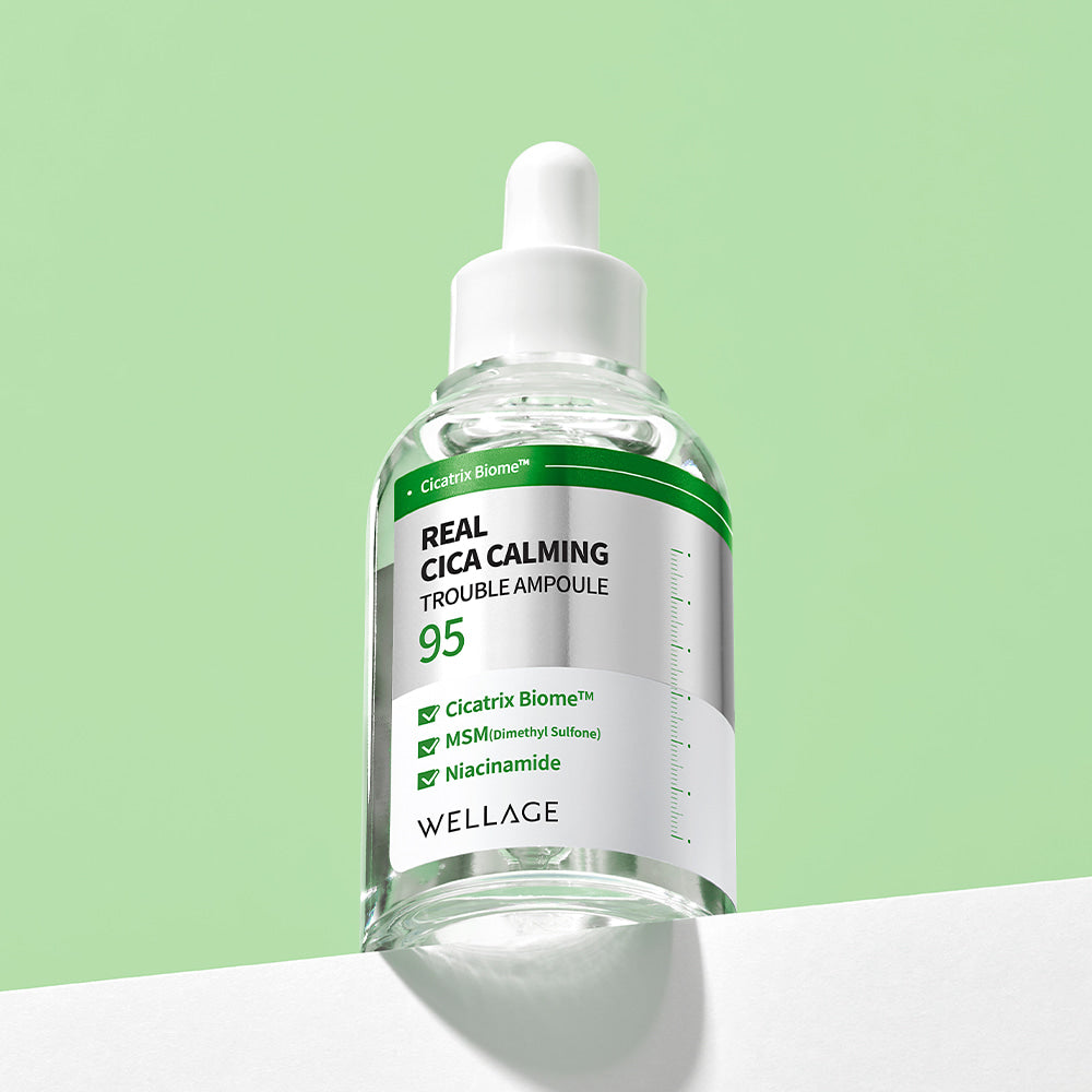 WELLAGE Real Cica Calming 95 Trouble Ampoule 50ml, flacon sérum ampoule sur fond vert clair, peau apaisée.