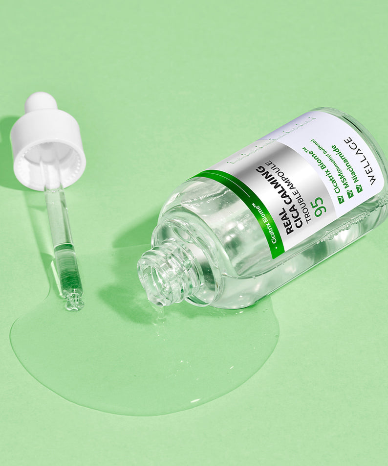 WELLAGE Real Cica Calming 95 Trouble Ampoule 50ml de WELLAGE, sérum en flacon vert, contexte visuel sur fond vert.