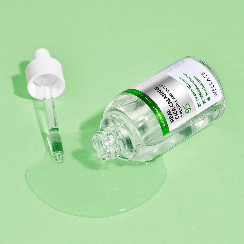 WELLAGE Real Cica Calming 95 Trouble Ampoule 50ml de WELLAGE, sérum en flacon vert, contexte visuel sur fond vert.