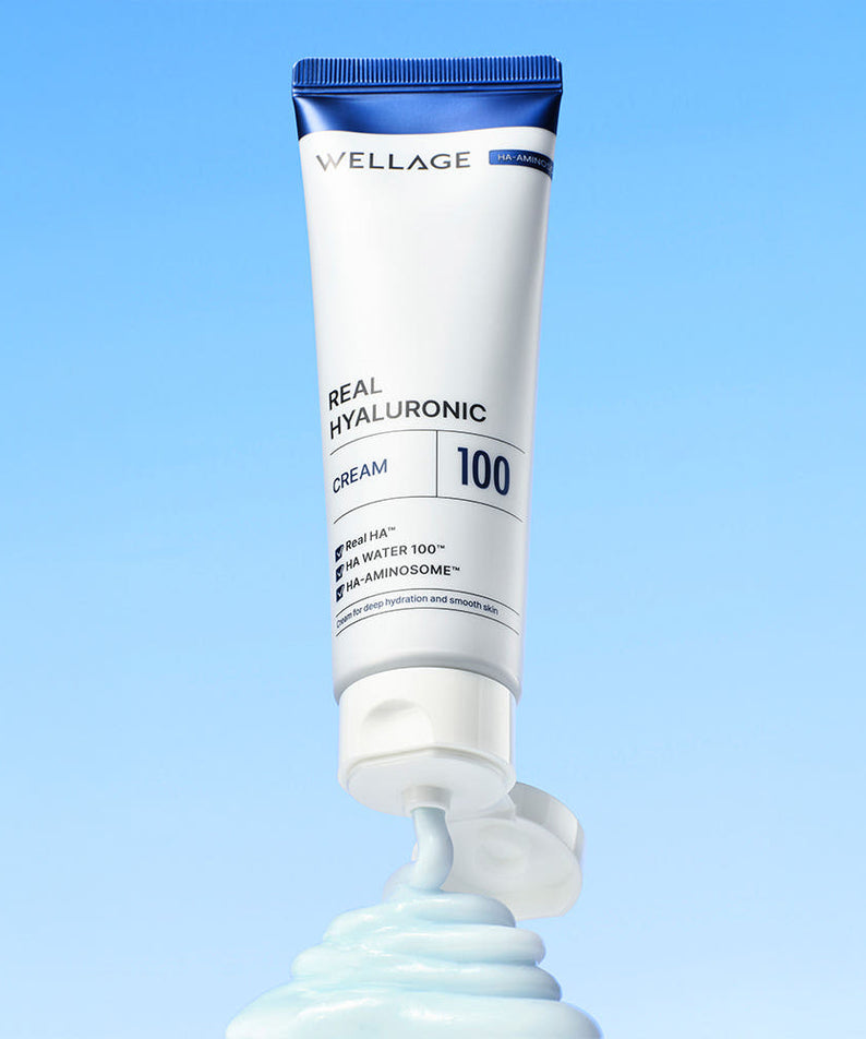 WELLAGE Real Hyaluronic 100 Cream 80ml, tube de crème de la marque WELLAGE sur fond bleu, gouttes de gel visuel.