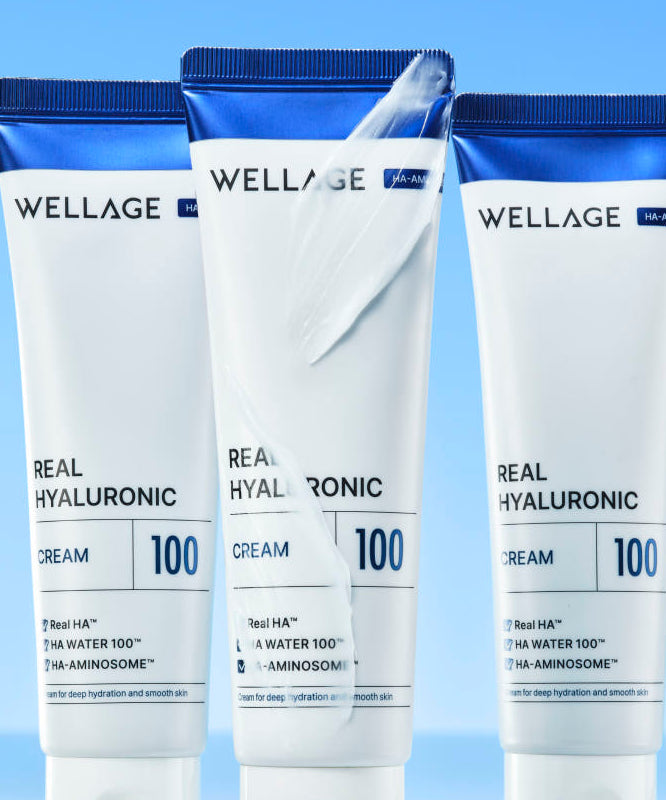 WELLAGE Real Hyaluronic 100 Cream 80ml : trois tubes crème hydratante sur fond bleu, visuel produit de la marque WELLAGE.