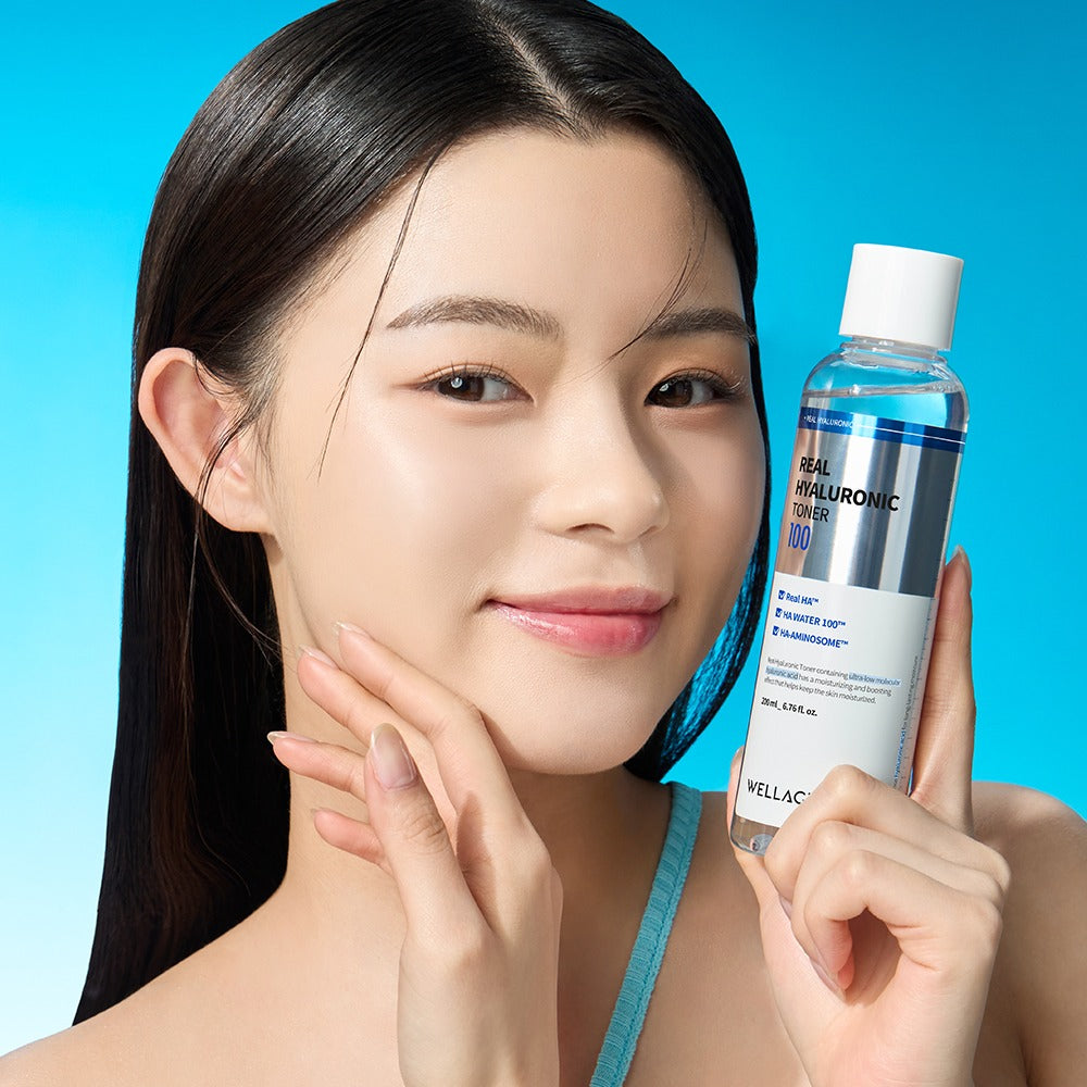 Portrait beauté avec WELLAGE Real Hyaluronic 100 Toner 200ml, femme peau hydratée tenant le flacon bleu